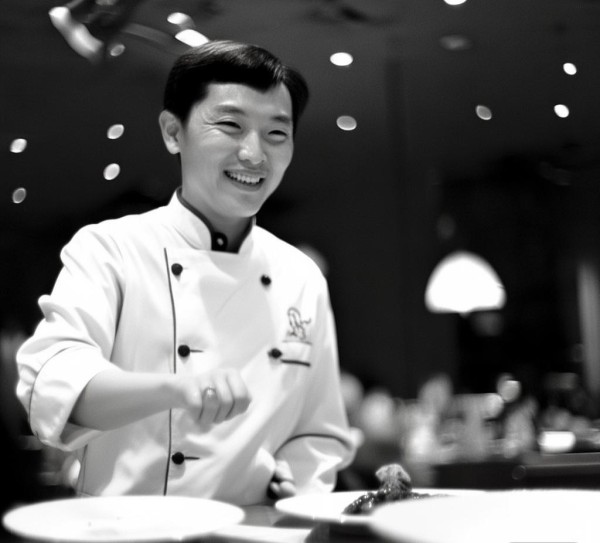 金登豪源大酒店餐饮部服务员，用微笑与匠心传递舌尖上的温暖